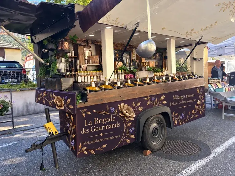 La roulotte de La Brigade des Gourmands ouverte au marché